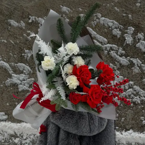 Зимний букет из нобилиса с розами, гвоздикой и илексом