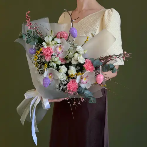 Пасхальный букет из орхидеи, вербы, генисты и лимониума с эустомой 