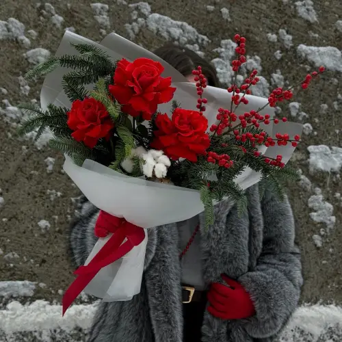 Зимний букет из нобилиса с розами и илексом 