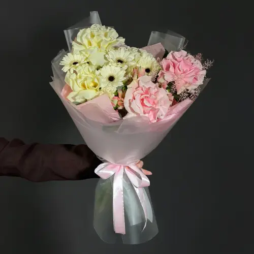 Букет роз, гербер и лепидиума 