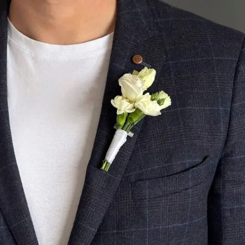 Бутоньерка из эустомы и гвоздики 