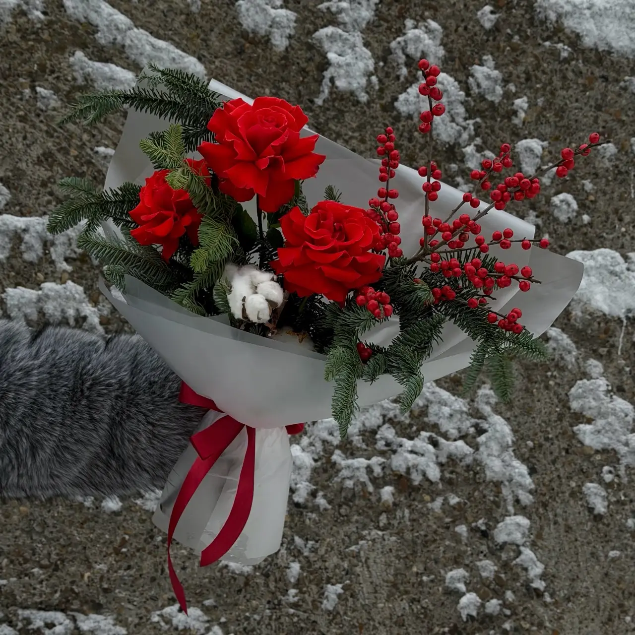 Зимний букет из нобилиса с розами и илексом 