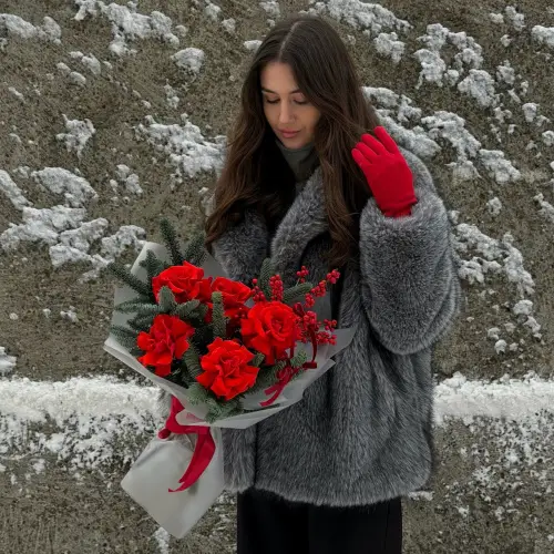 Зимний букет из красных роз с нобилисом и илексом