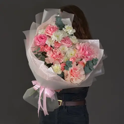 Нежный букет роз, гвоздик и хризантем с эвкалиптом