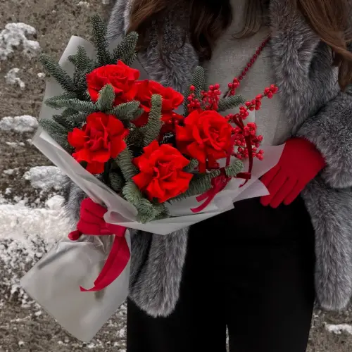 Зимний букет из красных роз с нобилисом и илексом