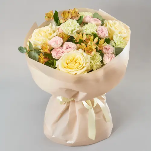 Букет с гвоздиками, розами и альстромерией 