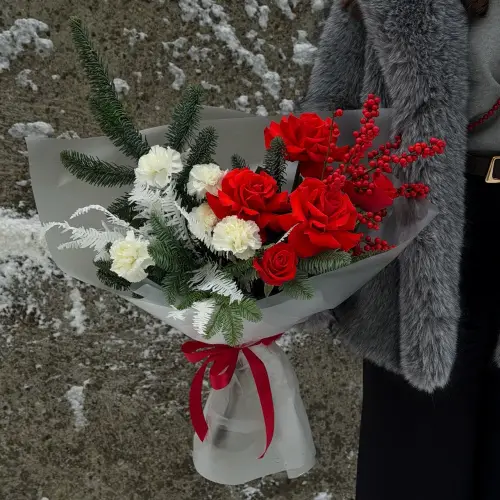 Зимний букет из нобилиса с розами, гвоздикой и илексом
