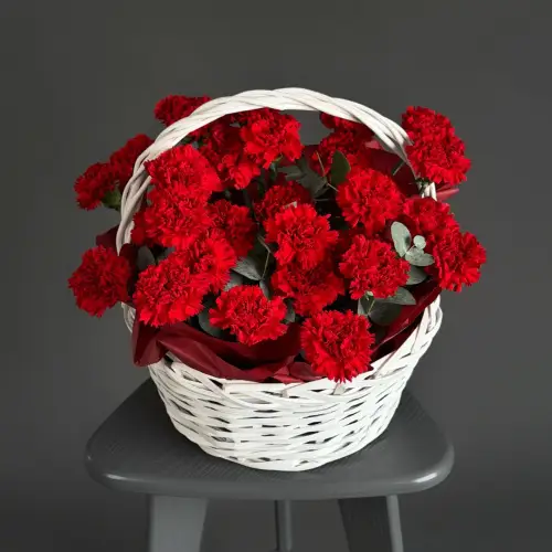 Цветочная композиция из гвоздик в плетеной корзине