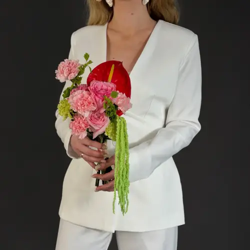 Букет невесты из антуриума, роз и молюцеллы 