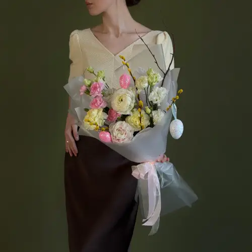 Букет из гвоздик, рунукулюса с эустомой и вербой 