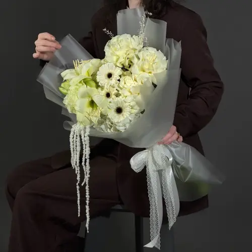 Букет из белой гортензии с розами и амарантусом