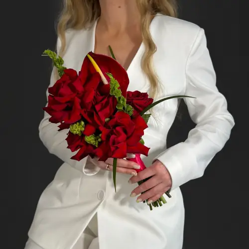 Букет невесты из роз, берграсса и антуриума