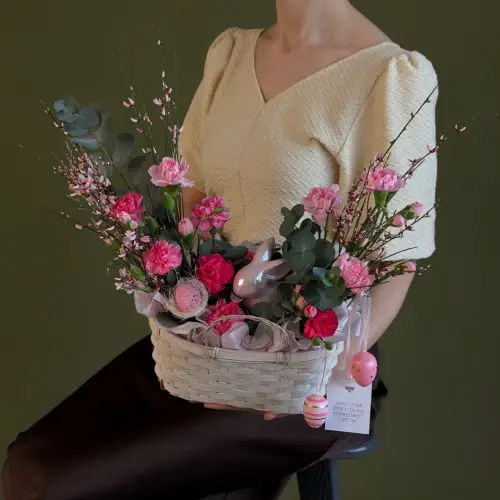 Цветочная композиция из гвоздик и генисты с эвкалипта 