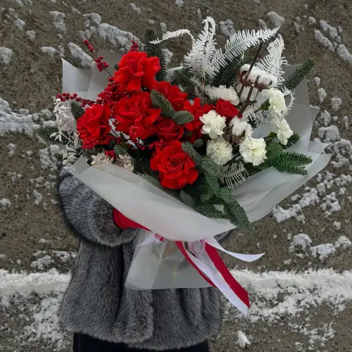 Зимний букет из нобилиса с розами, гвоздикой и рускусом