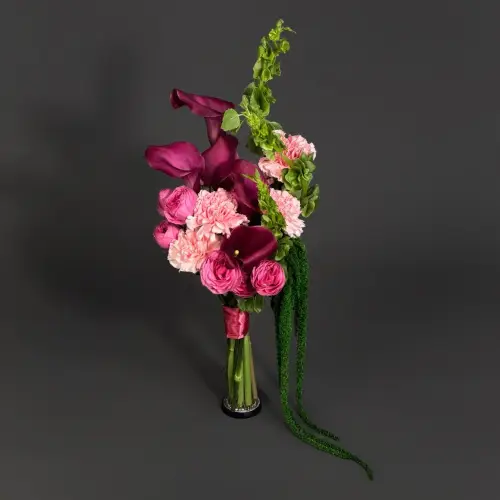 Букет невесты из калл, кустовой розы и амаранта