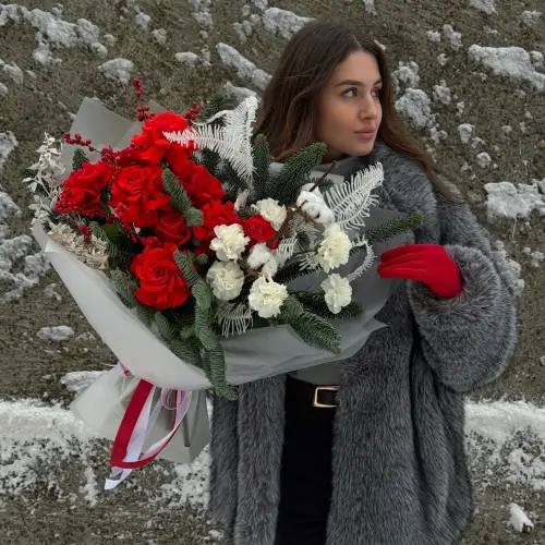 Зимний букет из нобилиса с розами, гвоздикой и рускусом